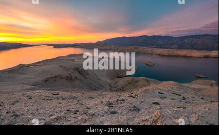 Dramatischer und schöner Sonnenuntergang auf der Insel Pag, Kroatien Stockfoto