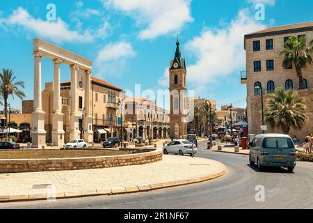 Historische Turmuhr in der Mitte des Stadtplatzes in der Altstadt von Jaffa - einer alten Hafenstadt südlich von Tel Aviv, Israel. Stockfoto