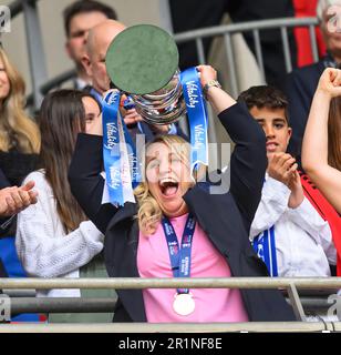 London, Großbritannien. 14. Mai 2023. 14. Mai 2023 - Chelsea gegen Manchester United - Vitality Frauen FA Cup - Finale - Wembley Stadium Chelsea Managerin Emma Hayes feiert den Sieg beim Vitality Frauen FA Cup Finalspiel im Wembley Stadium, London. Bildkredit: Mark Pain/Alamy Live News Stockfoto