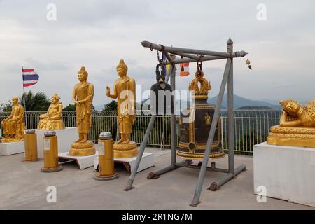 goldene buddhismus-Skulpturen mit Glocken in der Nähe der großen buddha-Statue in thailand Stockfoto