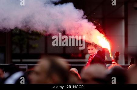 ROTTERDAM - Feyenoord-Fans im Weena. Der Fußballverein Rotterdam gewann die nationale Meisterschaft und wird im Coolsingel geehrt. ANP IRIS VAN DEN BROEK niederlande raus - belgien raus Stockfoto