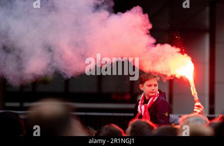 ROTTERDAM - Feyenoord-Fans kommen ins Weena. Der Fußballverein Rotterdam gewann die nationale Meisterschaft und wird im Coolsingel geehrt. ANP IRIS VAN DEN BROEK niederlande raus - belgien raus Stockfoto