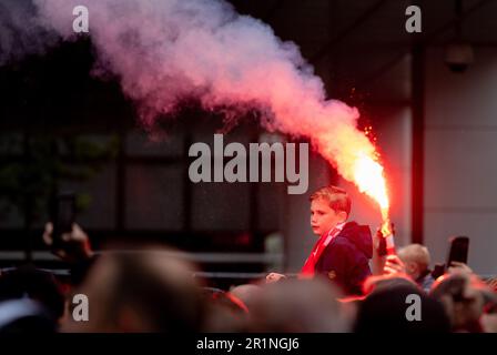ROTTERDAM - Feyenoord-Fans kommen ins Weena. Der Fußballverein Rotterdam gewann die nationale Meisterschaft und wird im Coolsingel geehrt. ANP IRIS VAN DEN BROEK niederlande raus - belgien raus Stockfoto