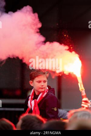 ROTTERDAM - Feyenoord-Fans kommen ins Weena. Der Fußballverein Rotterdam gewann die nationale Meisterschaft und wird im Coolsingel geehrt. ANP IRIS VAN DEN BROEK niederlande raus - belgien raus Stockfoto