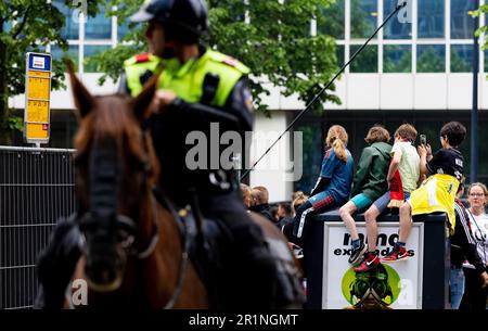 ROTTERDAM - Feyenoord-Fans im Weena. Der Fußballverein Rotterdam gewann die nationale Meisterschaft und wird im Coolsingel geehrt. ANP IRIS VAN DEN BROEK niederlande raus - belgien raus Stockfoto