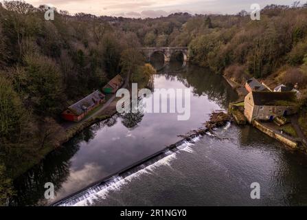 Drohnenfoto von Wehr und Prebids Bridge on the River Wear in Durham Stockfoto