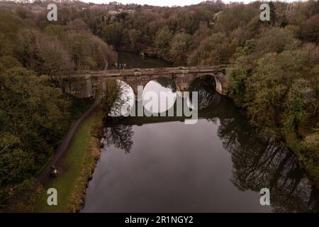 Erhöhte Drohnenaufnahme von Prebends Bridge und River Wear im Zentrum von Durham Stockfoto