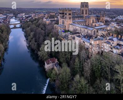 Drohnenaufnahme von Durham Cathedral und River Wear an einem Wintermorgen Stockfoto