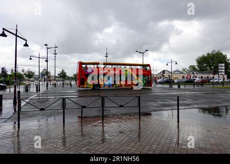 Visiotour-Doppeldeckerbus an einem nassen, regnerischen Tag in der Altstadt von Bordeaux, Frankreich. Stockfoto