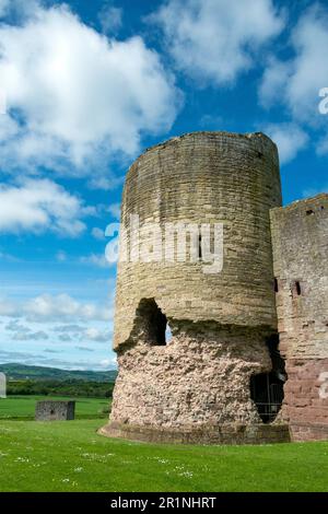 Rhuddlan Castle, in Rhuddlan, Denbighshire, Wales. Er wurde 1277 von Edward I nach dem ersten Walisischen Krieg errichtet. Denbighshire, Großbritannien Stockfoto