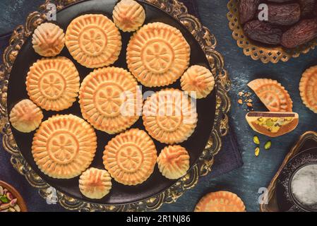 Arabische Küche; nahöstliche traditionelle Datteln Kekse 'Maamoul' oder 'Mamool'. Es sind gefüllte Butterkekse mit Grießmehl. Stockfoto