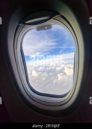 Blick vom Flugzeugfenster Wolken außerhalb von vertikalem Schussschirm während des Fluges Stockfoto