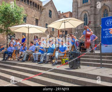 Das Orchester der Musiker spielt Musik auf dem Platz vor der Kathedrale von Barcelona. Katalonien, Spanien, Europa Stockfoto