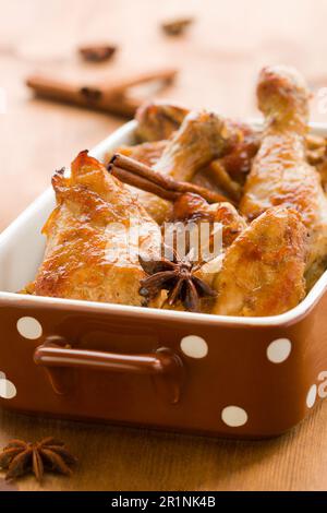 Gebratenes Hähnchen mit Sojasoße, Orangensaft, Ingwer, Zimt, Knoblauch und Aniskapseln Stockfoto