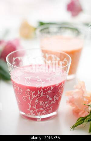 Verschiedene Beerenobst-Smoothies, Erdbeere und Pfirsich Stockfoto