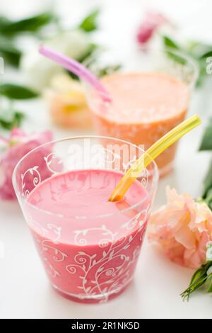 Verschiedene Beerenobst-Smoothies, Erdbeere und Pfirsich Stockfoto