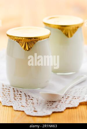 Milchjoghurt in einem Glasgefäß Stockfoto