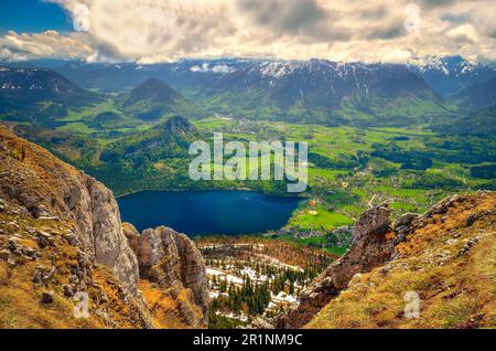 Berglandschaft in den österreichischen Alpen. Blick vom Loser Gipfel über den Altausseer See und das Dorf Altausse im Toten Gebirge in Österreich. Stockfoto
