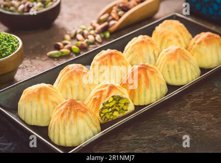 Arabische Küche; nahöstliche traditionelle 'Maamoul oder Mamool Pistachio Cookies' Ein berühmtes arabisches Gebäck gefüllt mit zerdrückten Pistazien. Stockfoto