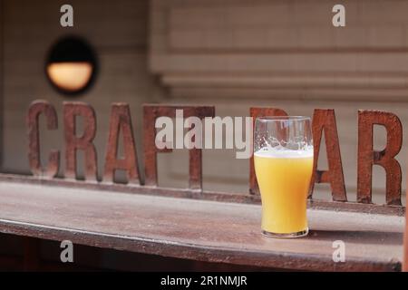 Ein Glas Bier mit Schaum auf der Theke. Craft-Drink. Stockfoto