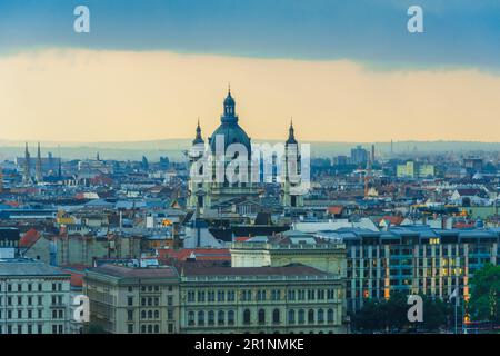 Panorama von Budapest mit St. Stephans Basilika nach Sonnenuntergang Stockfoto