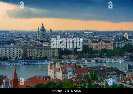 Panorama von Budapest mit St. Stephans Basilika nach Sonnenuntergang Stockfoto