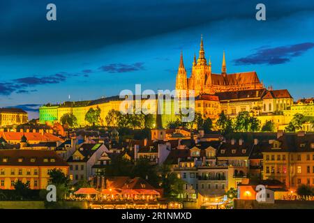 Blick auf den Hradschin in Prag mit St. Vitus Kathedrale und die Prager Burg nach Sonnenuntergang. Der Tschechischen Republik Stockfoto