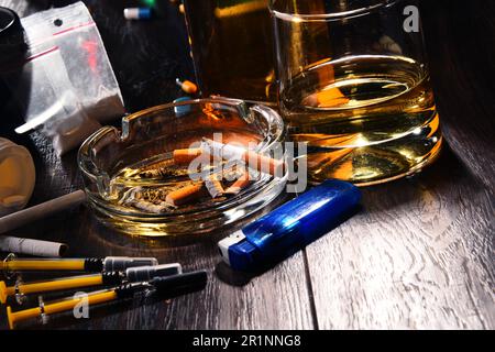 Süchtig machenden Substanzen, einschließlich Alkohol, Zigaretten und Drogen Stockfoto