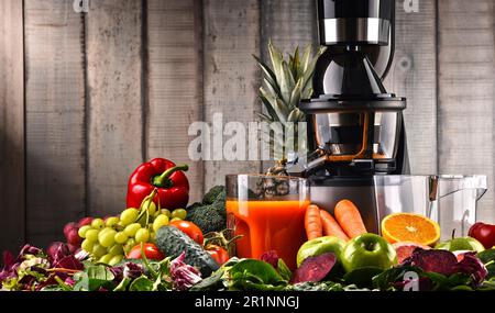 Langsam Entsafter mit biologischem Obst und Gemüse. Detox Diät Stockfoto