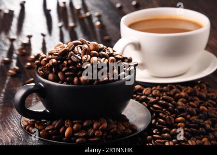 Zusammensetzung mit zwei Tassen Kaffee und Bohnen Stockfoto