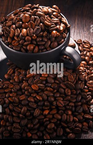 Komposition mit Tasse Kaffee und Bohnen Stockfoto