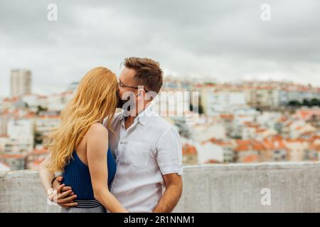 Mann küsst Frau Stockfoto