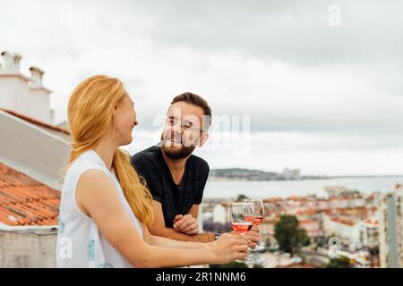 Ehepaar mit Wein Stockfoto