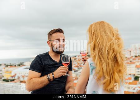 Paar mit Wein Stockfoto