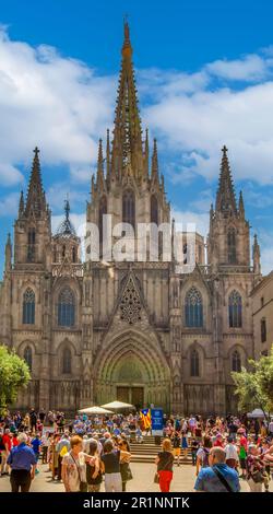 Das Orchester der Musiker spielt Musik auf dem Platz vor der Kathedrale von Barcelona. Katalonien, Spanien, Europa Stockfoto