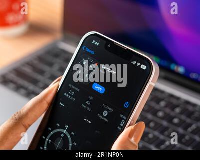 West Bangal, Indien - 20. Februar 2023 : Apple Compass-App auf dem Telefonbildschirm. Stockfoto