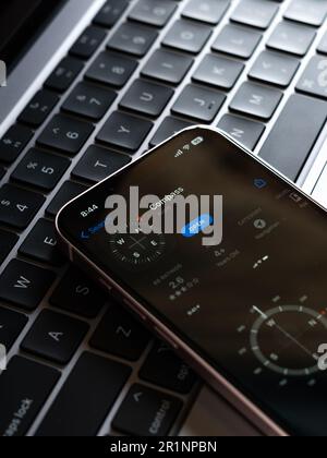 West Bangal, Indien - 20. Februar 2023 : Apple Compass-App auf dem Telefonbildschirm. Stockfoto