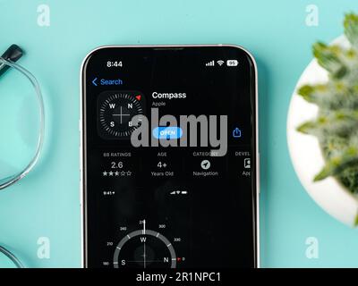 West Bangal, Indien - 20. Februar 2023 : Apple Compass-App auf dem Telefonbildschirm. Stockfoto