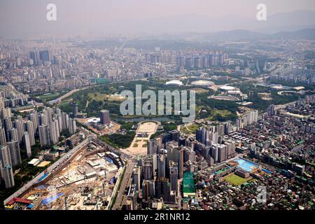 Der Olympiapark aus der 120. Etage des Lotte World Tower in Seoul, Republik Korea Stockfoto