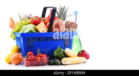 Einkaufskorb aus Kunststoff mit sortierten Lebensmittelgeschäft Produkte Isolated On White Stockfoto