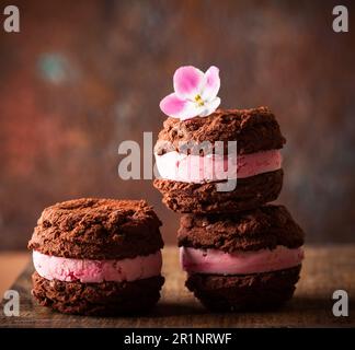 Hausgemachte Eiskekse, Sandwiches mit Himbeeren und Schokolade Stockfoto