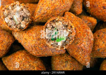 Gebratener Kebab, traditionelle arabische Küche, Quibes Stockfoto