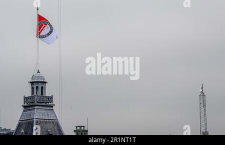 ROTTERDAM - die Fahne feyenoord hängt zur Ehren von Feyenoord auf dem Rathaus. Der Fußballverein Rotterdam gewann die nationale Meisterschaft und wird im Coolsingel geehrt. ANP ROBIN UTRECHT niederlande raus - belgien raus Stockfoto