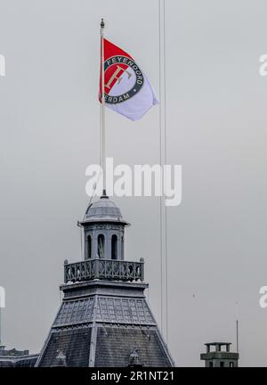 ROTTERDAM - die Fahne feyenoord hängt zur Ehren von Feyenoord auf dem Rathaus. Der Fußballverein Rotterdam gewann die nationale Meisterschaft und wird im Coolsingel geehrt. ANP ROBIN UTRECHT niederlande raus - belgien raus Stockfoto