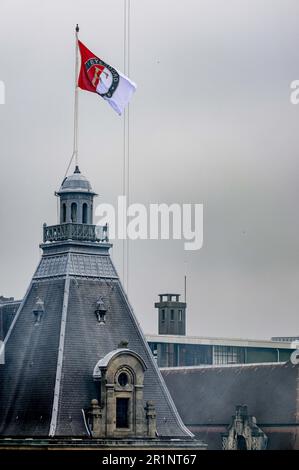 ROTTERDAM - die Fahne feyenoord hängt zur Ehren von Feyenoord auf dem Rathaus. Der Fußballverein Rotterdam gewann die nationale Meisterschaft und wird im Coolsingel geehrt. ANP ROBIN UTRECHT niederlande raus - belgien raus Stockfoto