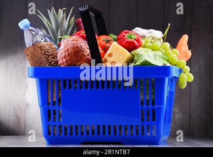 Einkaufskorb aus Kunststoff mit sortierten Lebensmittelgeschäft Produkte Stockfoto
