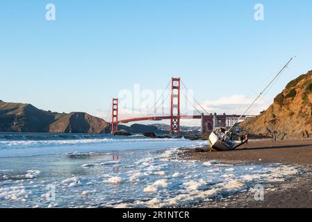 Ein Schiff, das in der Nähe der Golden Gate Bridge im Sand gestrandet ist. Stockfoto