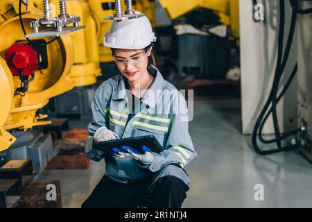 Roboteringenieur führt regelmäßige Wartungsarbeiten durch, indem er die Software prüft, testet und testet, um sicherzustellen, dass der Roboter im Standardzustand bleibt. Aufzeichnung, r Stockfoto