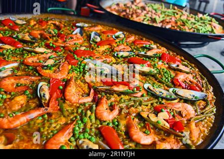 Spanische Paella in der Straße Restaurant zubereitet Stockfoto