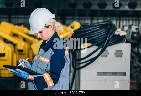 Roboteringenieur führt regelmäßige Wartungsarbeiten durch, indem er die Software prüft, testet und testet, um sicherzustellen, dass der Roboter im Standardzustand bleibt. Aufzeichnung, r Stockfoto